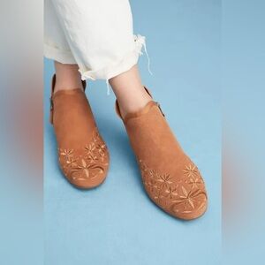 EUC Anthropologie Bernardo Francine embroidered suede ankle boots size 7 1/2‎